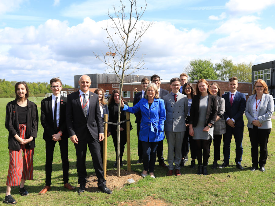 Anne Main MP visits Sandringham School