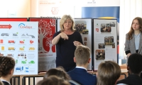 Anne Main MP visits Sandringham School